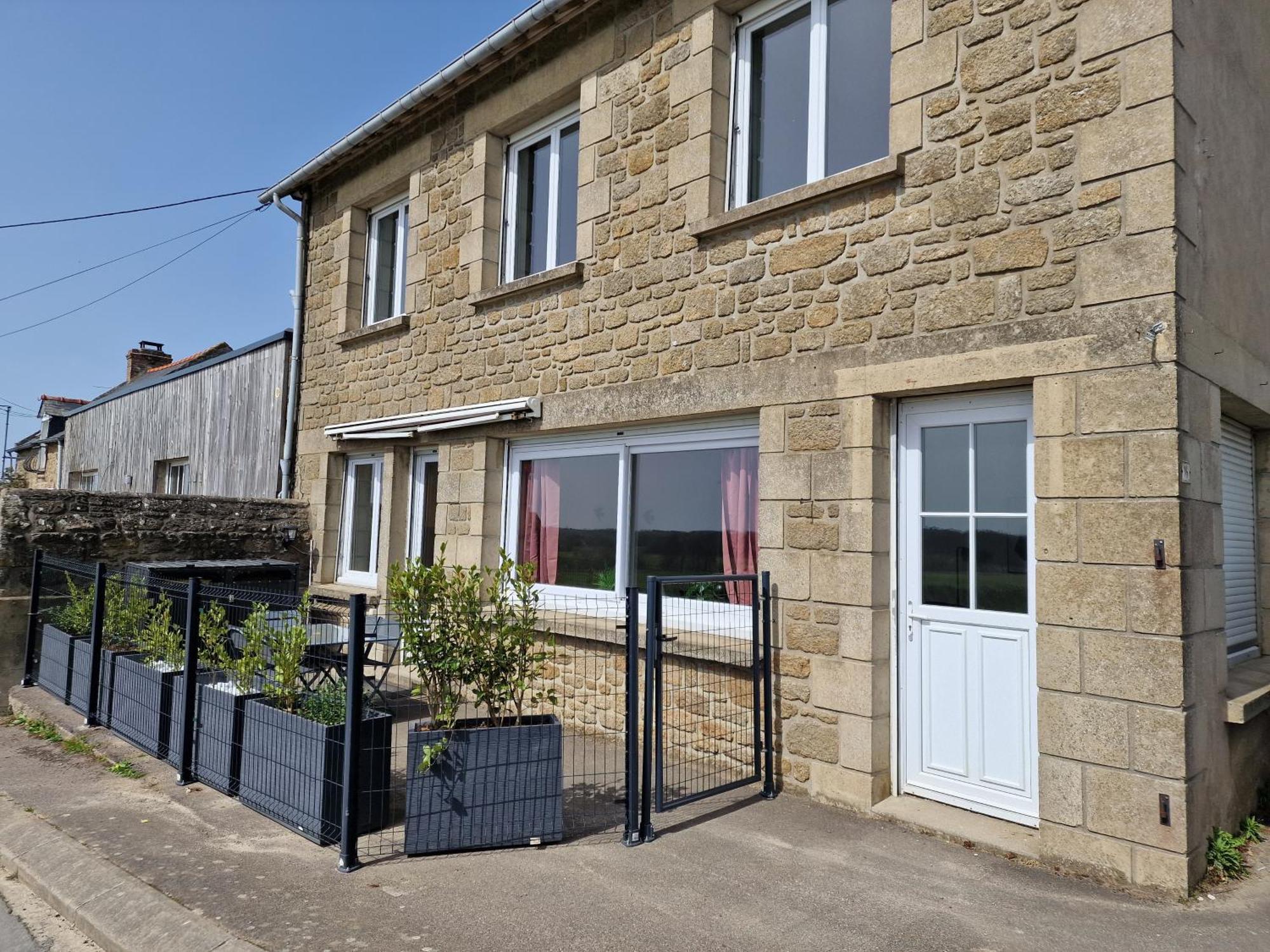 Maison spacieuse à saint coulomb Extérieur photo
